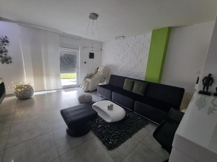 Apartment Plaza ----Wallbox 11Kw 16A ----- Private Spa- Jacuzzi, Infrared Sauna, Luxury Massage Chair, Parking, Entry With Pin 0 - 24H, Free Cancellation 24 Hours Before Check In 슬라본스키브로드 외부 사진