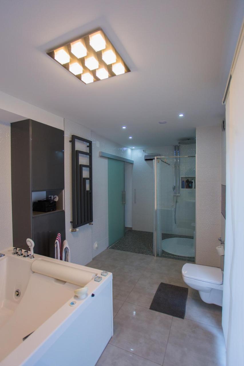 Apartment Plaza ----Wallbox 11Kw 16A ----- Private Spa- Jacuzzi, Infrared Sauna, Luxury Massage Chair, Parking, Entry With Pin 0 - 24H, Free Cancellation 24 Hours Before Check In 슬라본스키브로드 외부 사진