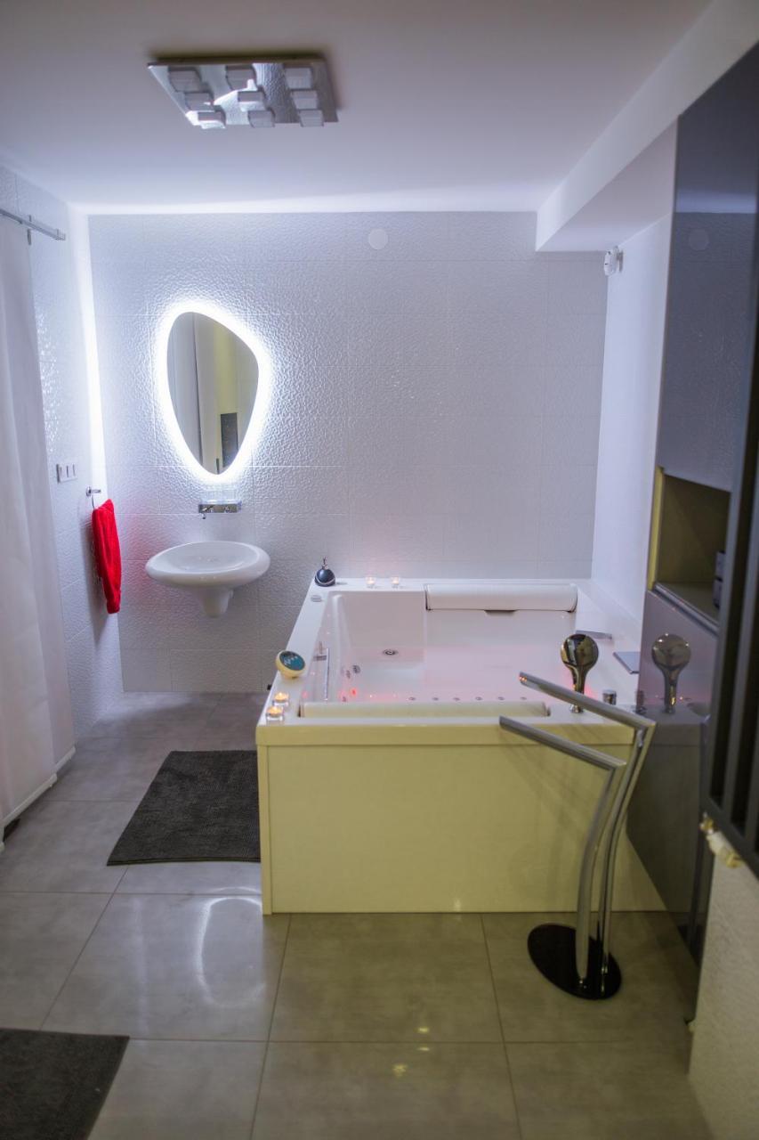 Apartment Plaza ----Wallbox 11Kw 16A ----- Private Spa- Jacuzzi, Infrared Sauna, Luxury Massage Chair, Parking, Entry With Pin 0 - 24H, Free Cancellation 24 Hours Before Check In 슬라본스키브로드 외부 사진
