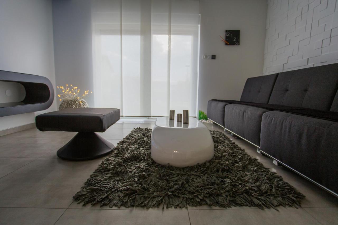 Apartment Plaza ----Wallbox 11Kw 16A ----- Private Spa- Jacuzzi, Infrared Sauna, Luxury Massage Chair, Parking, Entry With Pin 0 - 24H, Free Cancellation 24 Hours Before Check In 슬라본스키브로드 외부 사진