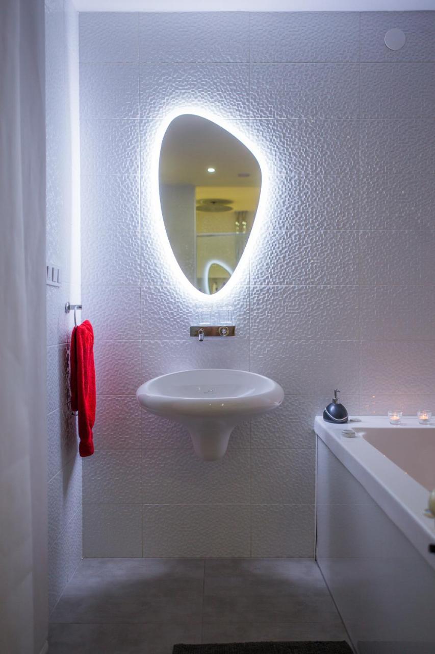 Apartment Plaza ----Wallbox 11Kw 16A ----- Private Spa- Jacuzzi, Infrared Sauna, Luxury Massage Chair, Parking, Entry With Pin 0 - 24H, Free Cancellation 24 Hours Before Check In 슬라본스키브로드 외부 사진